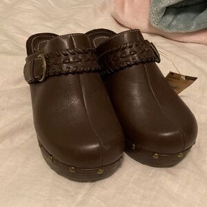 Vintage NWT Route 66 Size 7 Brown Clogs with buckle detail